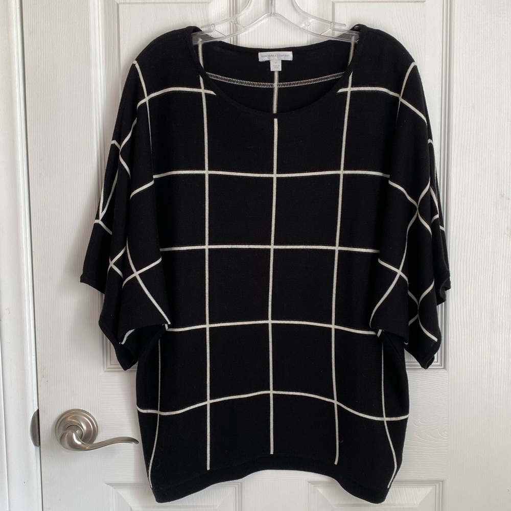 New York And company Black and White Grid Pattern Top